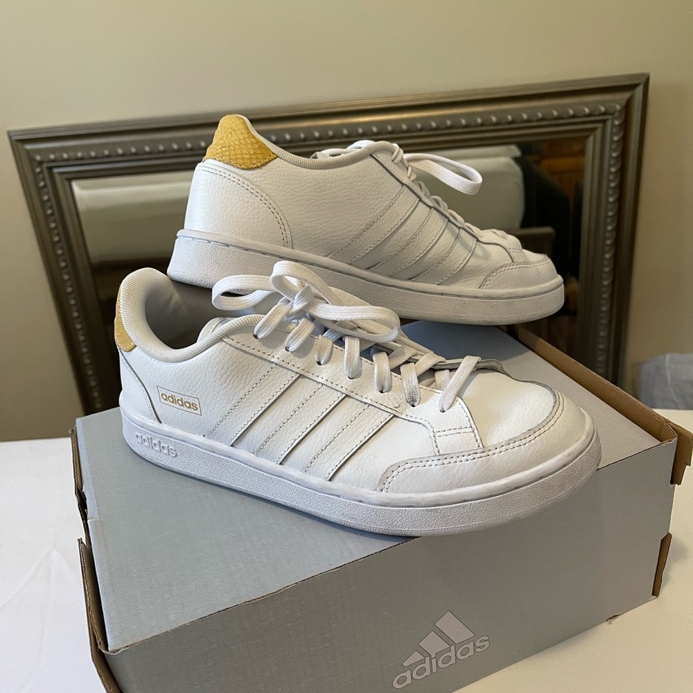This is a great pair of Adidas sneakers that are in excellent condition
